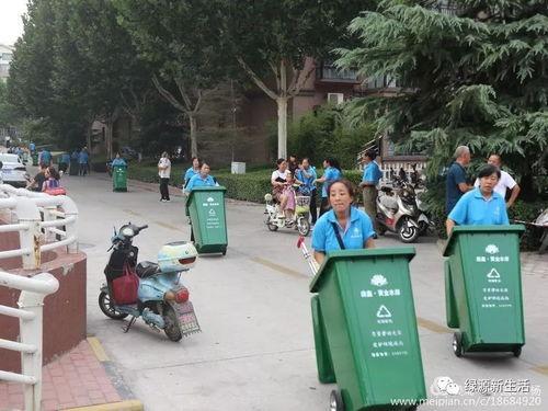 西安吃瓜现场,街头美食盛宴，民众共享欢乐时光