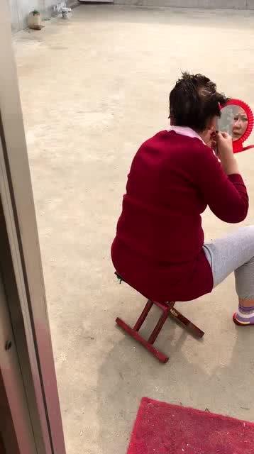 阿姨吃瓜动作,尽显人间烟火气