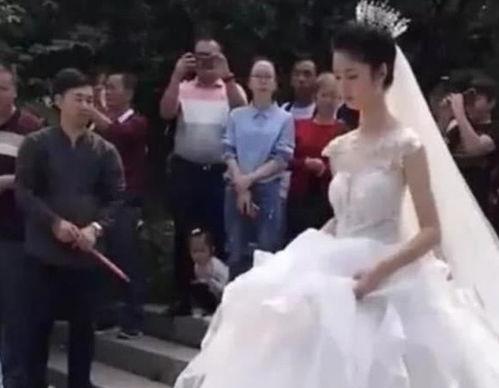 新郎吃大瓜,喜宴变闹剧